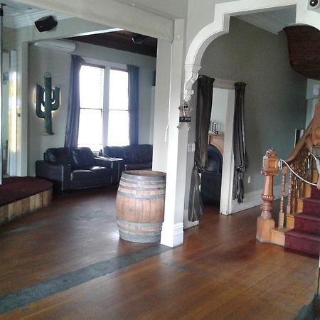 Shooters Saloon Hotel & Cabins โอ๊คแลนด์ ภายนอก รูปภาพ