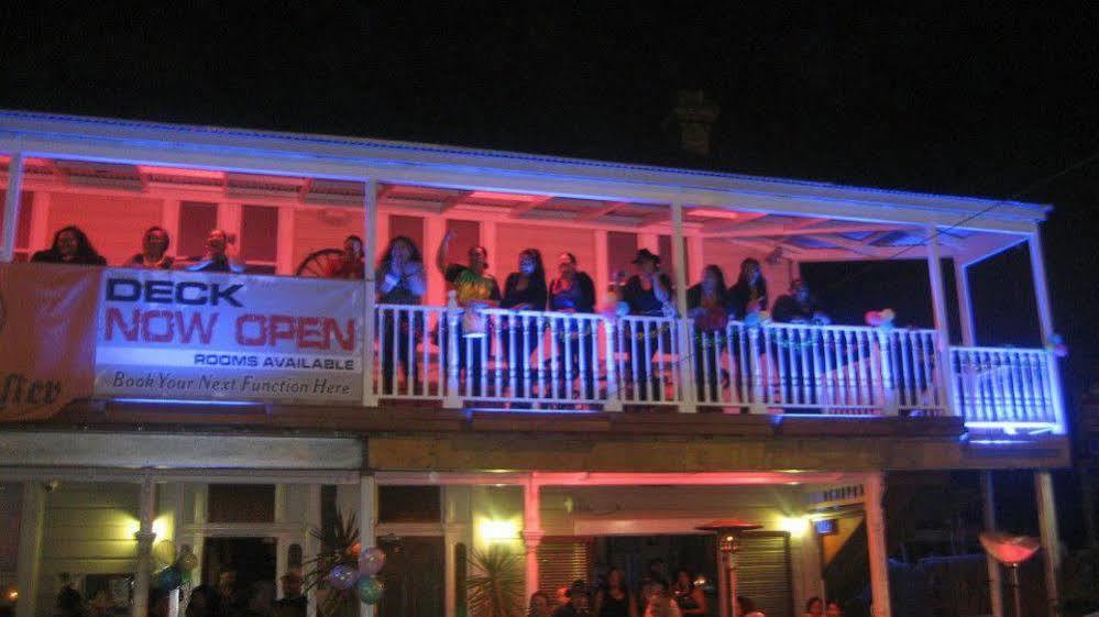 Shooters Saloon Hotel & Cabins โอ๊คแลนด์ ภายนอก รูปภาพ